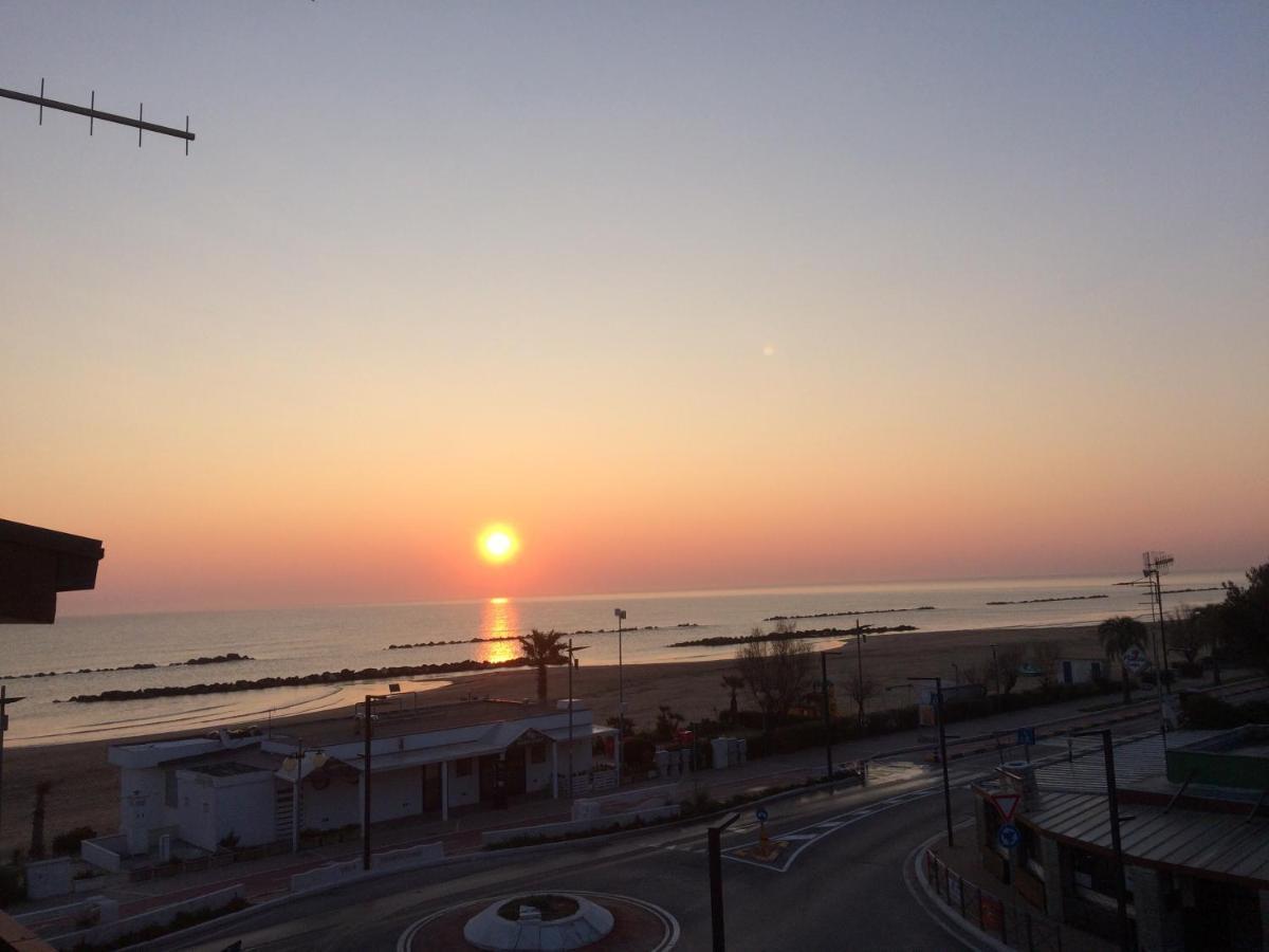 Sunrise Beach House - Sea View Apartman Montesilvano Marina Kültér fotó