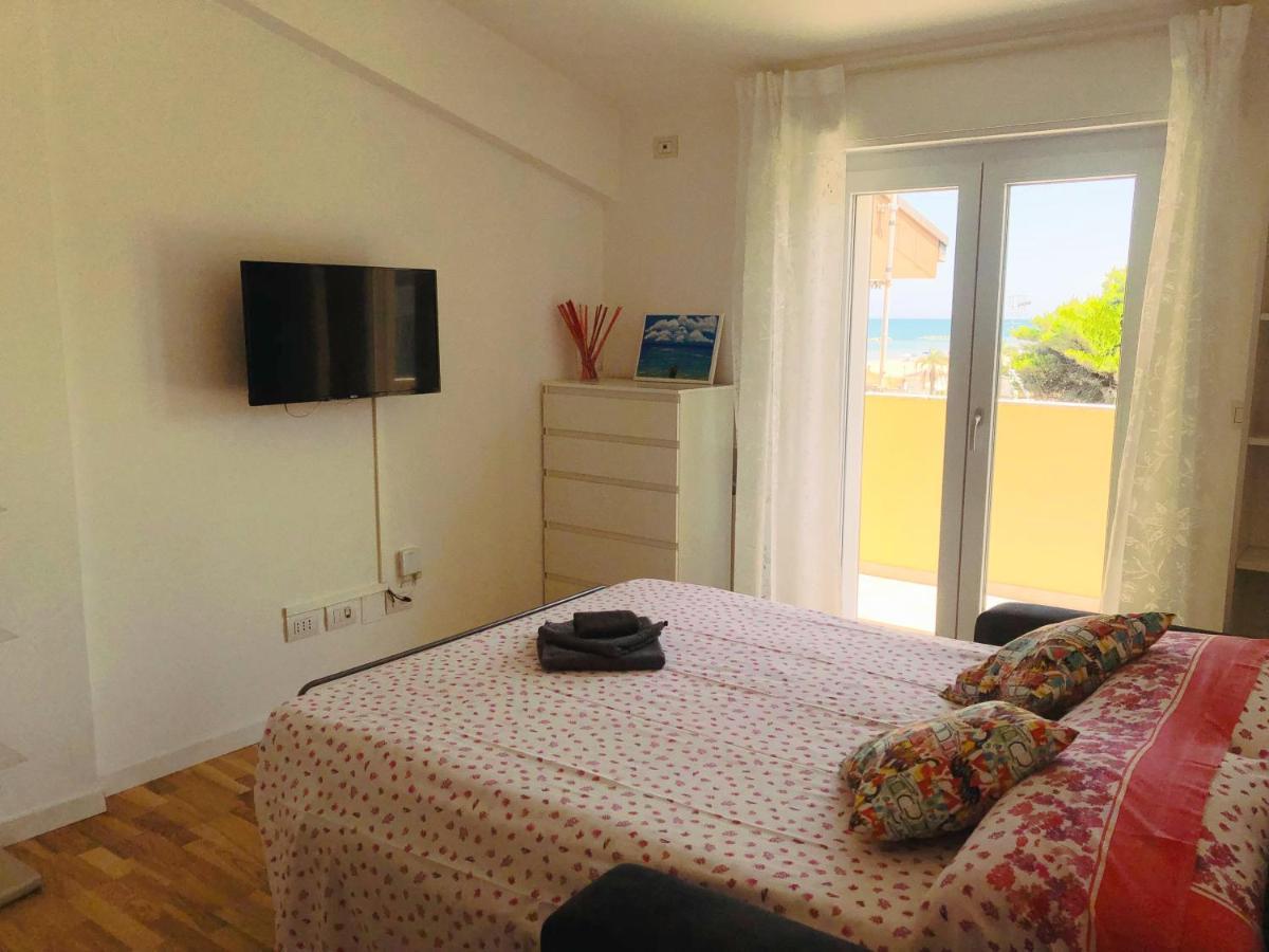 Sunrise Beach House - Sea View Apartman Montesilvano Marina Kültér fotó